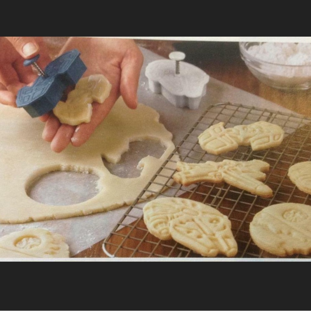 NIB Star Wars Cookie Cutters Set of 4 Williams Sonoma Xwing Death Star Falcon - Picture 9 of 9
